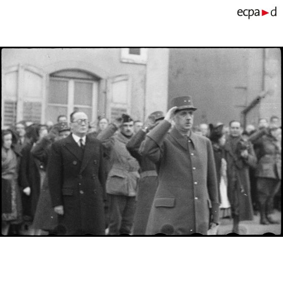 Cérémonie en présence du général de Gaulle et d'André Diethelm, commissaire à la Guerre, dans un village alsacien sur le front de la 3e DIA (Division d'infanterie algérienne) vers le col du Bonhomme (Haut-Rhin). [description provisoire]
