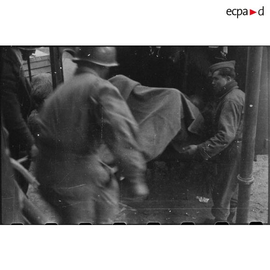 Evacuation de blessés sur le front de la 3e DIA (Division d'infanterie algérienne) près du col du Bonhomme (Haut-Rhin). [description provisoire]