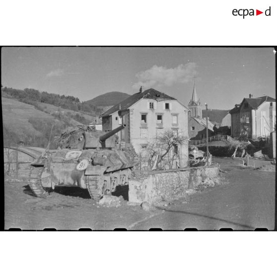 Tank destroyer TD M10 de la 1re armée dans le village d'Achimette sur la route du col du Bonhomme (Haut-Rhin). [description provisoire]
