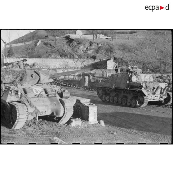 Un équipage char Tank Destroyer M10 regarde passer un char allemand Jagdpanzer capturé par les soldats français sur le front de la 3e DIA (Division d'infanterie algérienne) vers le col du Bonhomme (Haut-Rhin). [description provisoire]