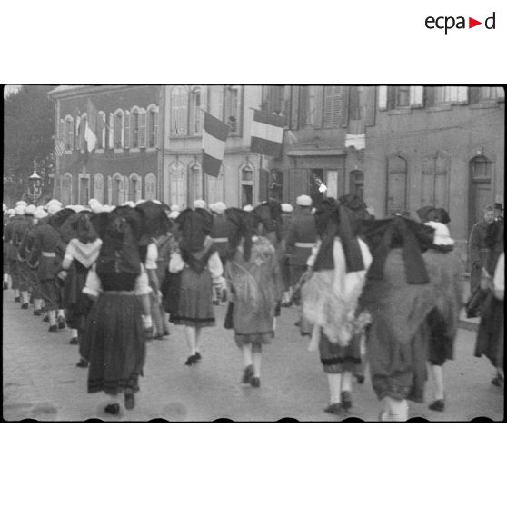 Défilé d'une nouba de spahis algériens et de femmes alsaciennes. [description provisoire]