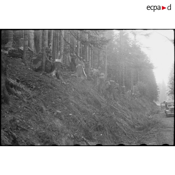 Soldats français sur le front de la 3e DIA (Division d'infanterie algérienne) vers le col du Bonhomme (Haut-Rhin). [description provisoire]