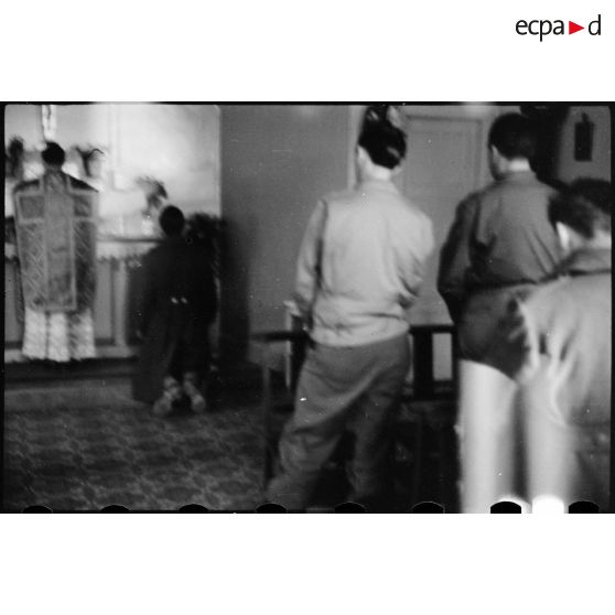 Soldats assistant à une messe. [description provisoire]