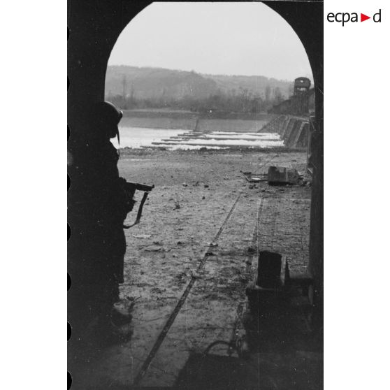 Le Rhin vu par une fenêtre de l'usine de Kembs (Haut-Rhin). [description provisoire]