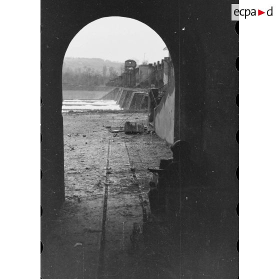 Le Rhin vu par une fenêtre de l'usine de Kembs (Haut-Rhin). [description provisoire]