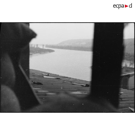 Le Rhin vu par une fenêtre de l'usine de Kembs (Haut-Rhin). [description provisoire]