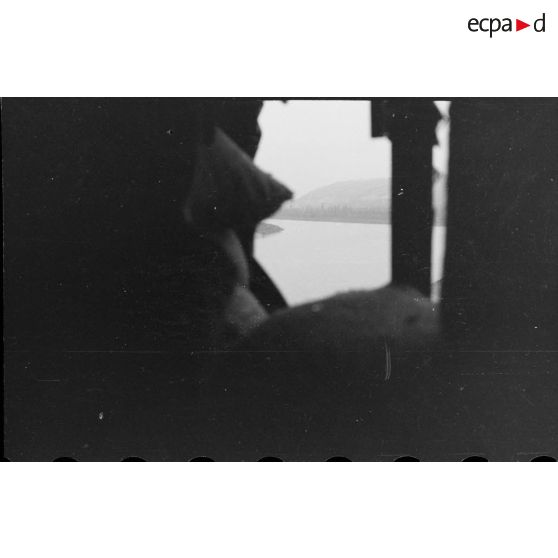 Le Rhin vu par une fenêtre de l'usine de Kembs (Haut-Rhin). [description provisoire]