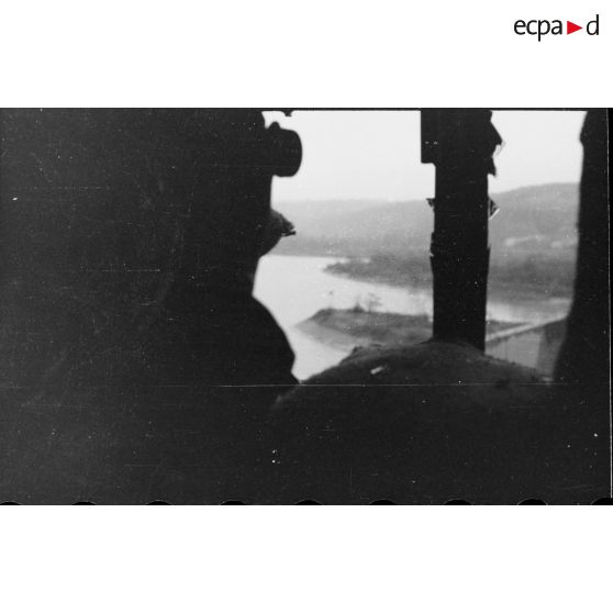 Le Rhin vu par une fenêtre de l'usine de Kembs (Haut-Rhin). [description provisoire]