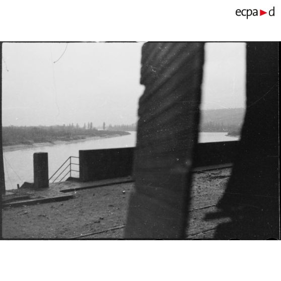 Le Rhin vu par une fenêtre de l'usine de Kembs (Haut-Rhin). [description provisoire]