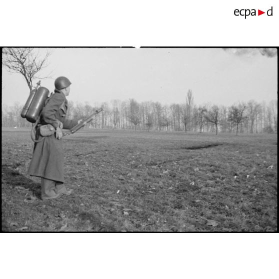 Exercice de lance-flammes par les soldats de la 9e DIC (Division d'infanterie coloniale) près du Rhin. [description provisoire]