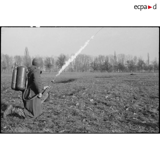 Exercice de lance-flammes par les soldats de la 9e DIC (Division d'infanterie coloniale) près du Rhin. [description provisoire]