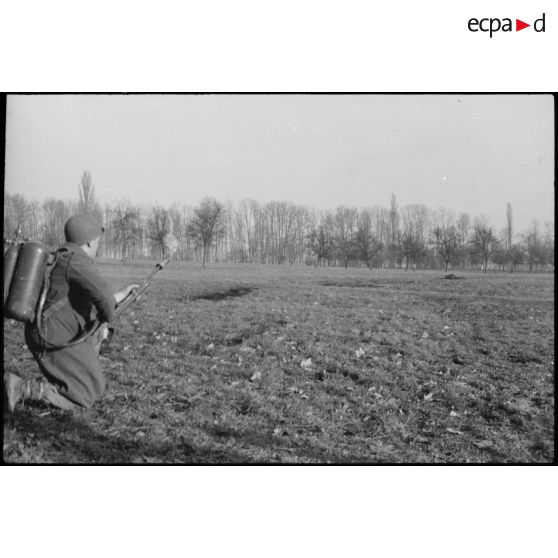 Exercice de lance-flammes par les soldats de la 9e DIC (Division d'infanterie coloniale) près du Rhin. [description provisoire]