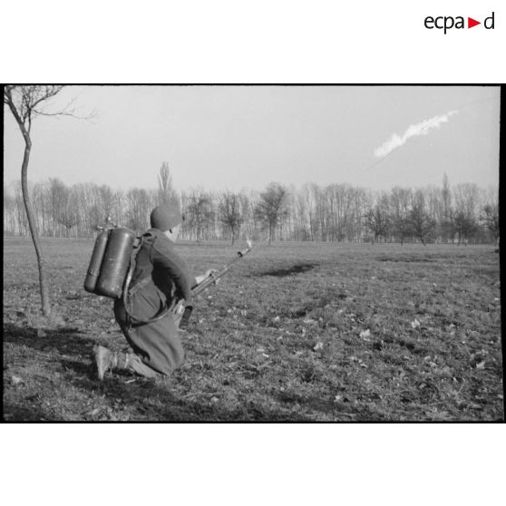 Exercice de lance-flammes par les soldats de la 9e DIC (Division d'infanterie coloniale) près du Rhin. [description provisoire]