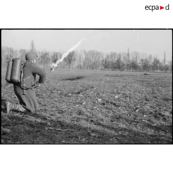 Exercice de lance-flammes par les soldats de la 9e DIC (Division d'infanterie coloniale) près du Rhin. [description provisoire]