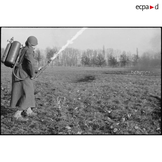 Exercice de lance-flammes par les soldats de la 9e DIC (Division d'infanterie coloniale) près du Rhin. [description provisoire]