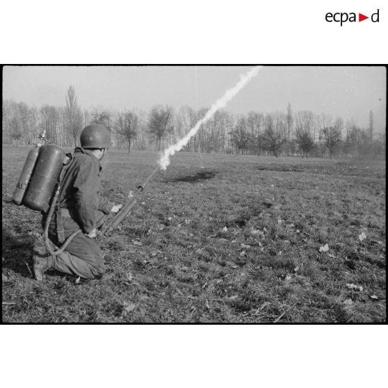 Exercice de lance-flammes par les soldats de la 9e DIC (Division d'infanterie coloniale) près du Rhin. [description provisoire]