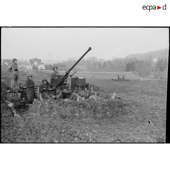 Pièce de DCA aux abords d'une ville d'Alsace. [description provisoire]