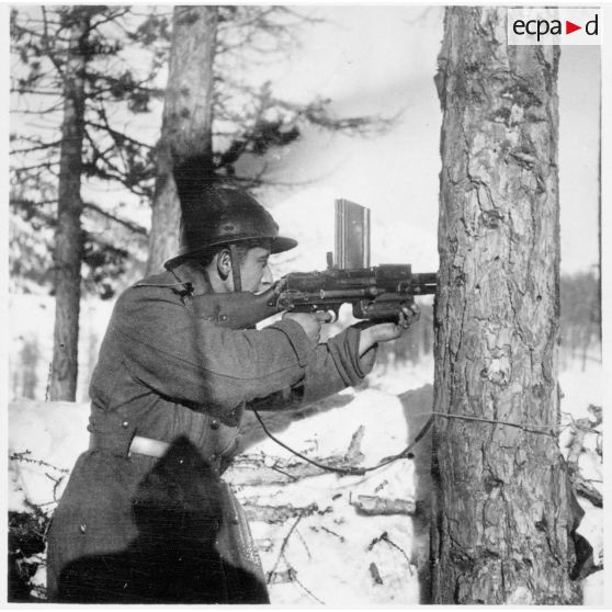 Région de Briançon : visite de postes avancés de la Division alpine au bois de Sestrières. [description provisoire]