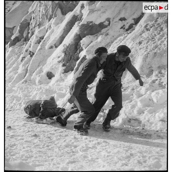 Région de Briançon : visite de postes avancés de la Division alpine au bois de Sestrières. [description provisoire]