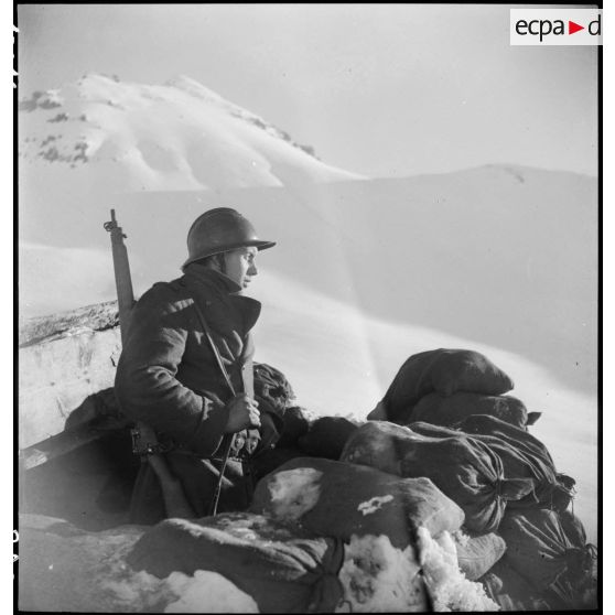 Région de Briançon : visite de postes avancés de la Division alpine au bois de Sestrières. [description provisoire]