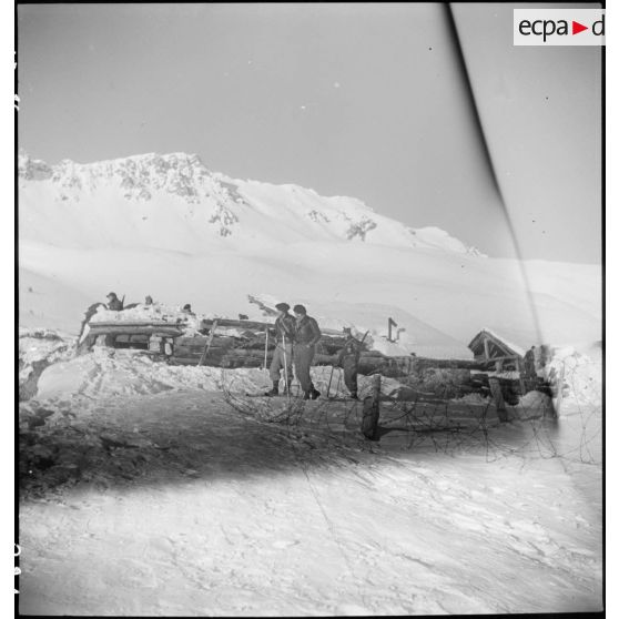 Région de Briançon : visite de postes avancés de la Division alpine au bois de Sestrières. [description provisoire]