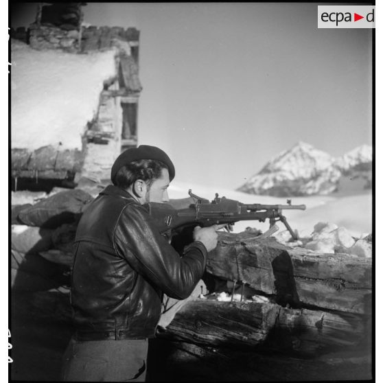 Région de Briançon : visite de postes avancés de la Division alpine au bois de Sestrières. [description provisoire]