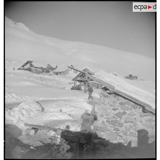 Région de Briançon : visite de postes avancés de la Division alpine au bois de Sestrières. [description provisoire]