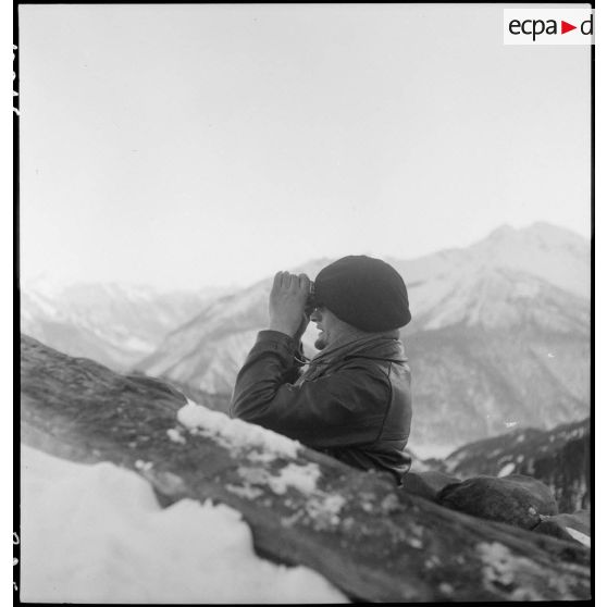 Région de Briançon : visite de postes avancés de la Division alpine au bois de Sestrières. [description provisoire]