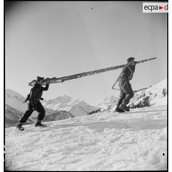Région de Briançon : visite de postes avancés de la Division alpine au bois de Sestrières. [description provisoire]