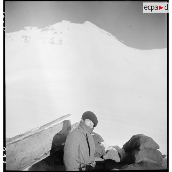 Région de Briançon : visite de postes avancés de la Division alpine au bois de Sestrières. [description provisoire]