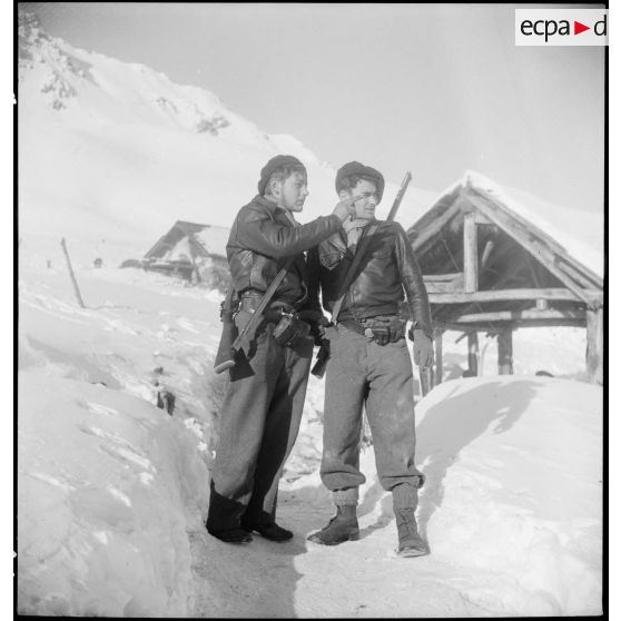 Région de Briançon : visite de postes avancés de la Division alpine au bois de Sestrières. [description provisoire]