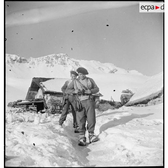 Région de Briançon : visite de postes avancés de la Division alpine au bois de Sestrières. [description provisoire]