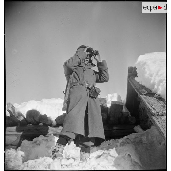 Région de Briançon : visite de postes avancés de la Division alpine au bois de Sestrières. [description provisoire]