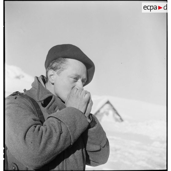 Région de Briançon : visite de postes avancés de la Division alpine au bois de Sestrières. [description provisoire]