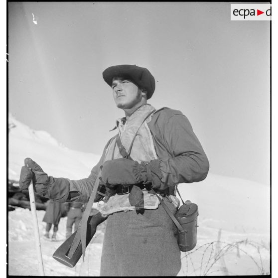 Région de Briançon : visite de postes avancés de la Division alpine au bois de Sestrières. [description provisoire]