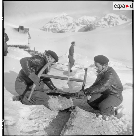 Région de Briançon : visite de postes avancés de la Division alpine au bois de Sestrières. [description provisoire]