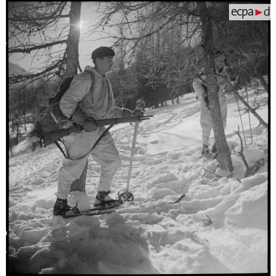 Région de Briançon : visite de postes avancés de la Division alpine au bois de Sestrières. [description provisoire]