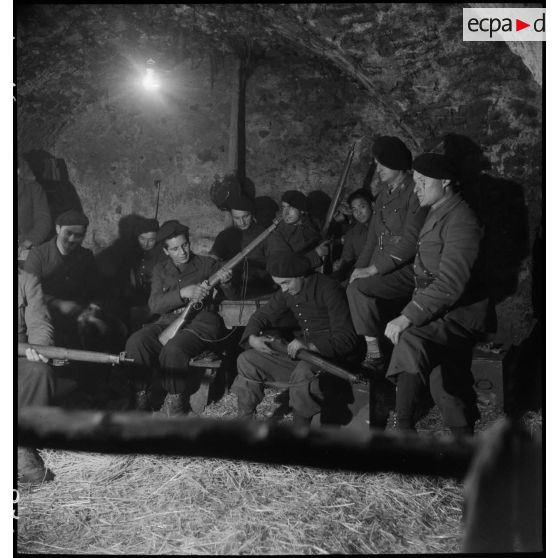 Région de Briançon : visite de postes avancés de la Division alpine au bois de Sestrières. [description provisoire]