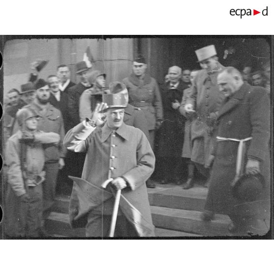 A l'issue d'une cérémonie militaire le général Leclerc salue la foule. [description provisoire]