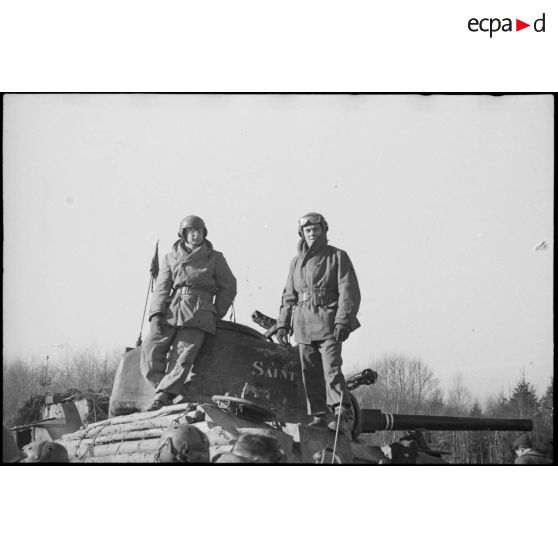 Equipage du char Sherman "Saint-Malo" du 5e RCA (Régiment de chasseurs d'Afrique) lors d'un entraînement aux environs de Romagny (Haut-Rhin). [description provisoire]