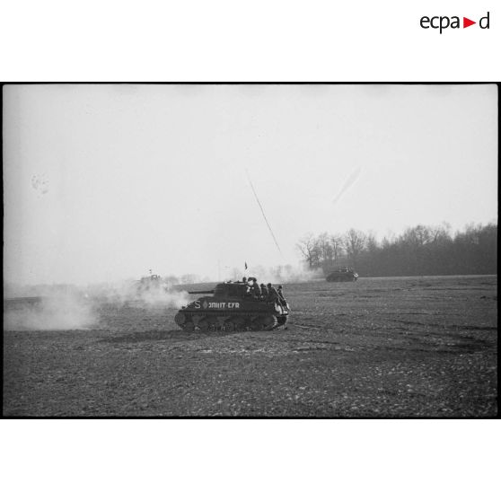 Le char Sherman "Saint-Cyr" du 5e RCA (Régiment de chasseurs d'Afrique) lors d'un entraînement aux environs de Romagny (Haut-Rhin). [description provisoire]