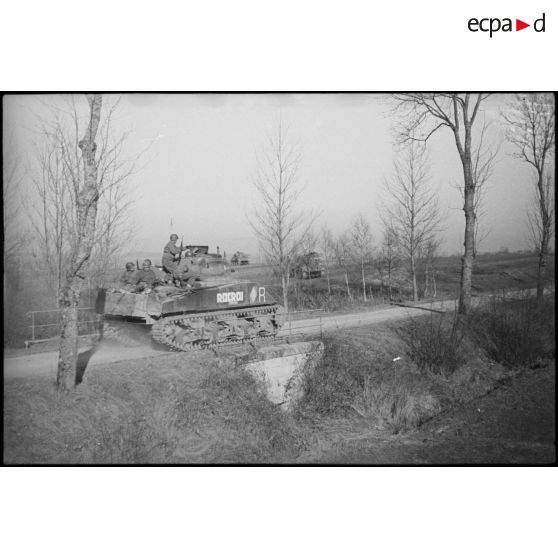 Le char Sherman "Rocroi" du 5e RCA (Régiment de chasseurs d'Afrique) lors d'un entraînement aux environs de Romagny (Haut-Rhin). [description provisoire]
