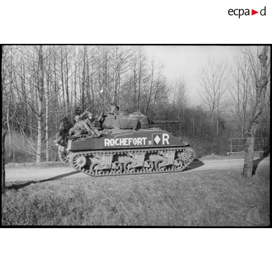 Le char Sherman "Rochefort" du 5e RCA (Régiment de chasseurs d'Afrique) lors d'un entraînement aux environs de Romagny (Haut-Rhin). [description provisoire]