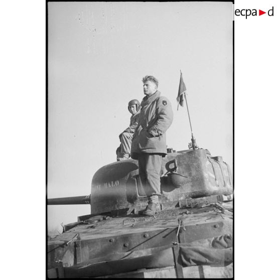 Equipage du char Sherman "Saint-Malo" du 5e RCA (Régiment de chasseurs d'Afrique) lors d'un entraînement aux environs de Romagny (Haut-Rhin). [description provisoire]