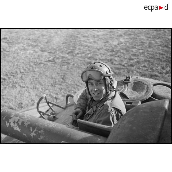 Chef de char d'un char Sherman du 5e RCA (Régiment de chasseurs d'Afrique) lors d'un entraînement aux environs de Romagny (Haut-Rhin). [description provisoire]