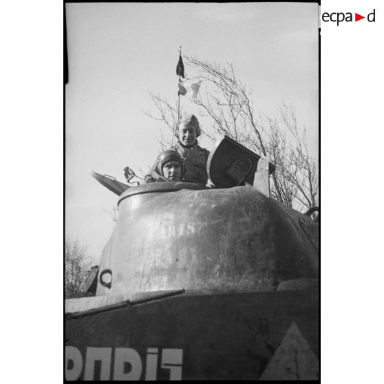 Equipage du char Sherman "Paris" du 5e RCA (Régiment de chasseurs d'Afrique) lors d'un entraînement aux environs de Romagny (Haut-Rhin). [description provisoire]