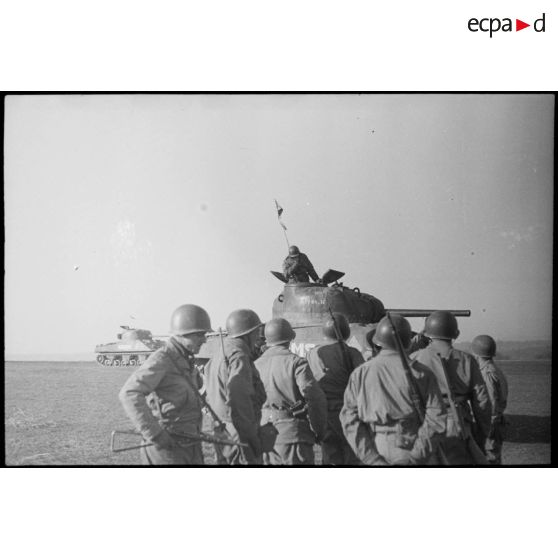 Fantassins et équipages du 2e escadron de chars Sherman du 5e RCA (Régiment de chasseurs d'Afrique) lors d'un entraînement aux environs de Romagny (Haut-Rhin). [description provisoire]