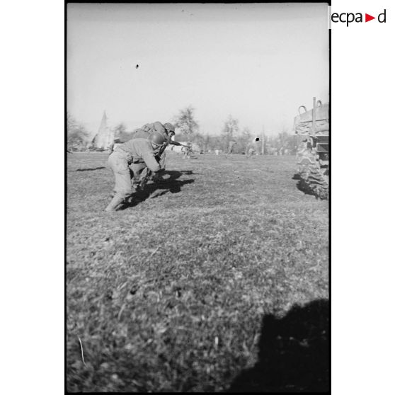 Fantassins appuyés par des chars Sherman du 5e RCA (Régiment de chasseurs d'Afrique) lors d'un entraînement aux environs de Romagny (Haut-Rhin). [description provisoire]