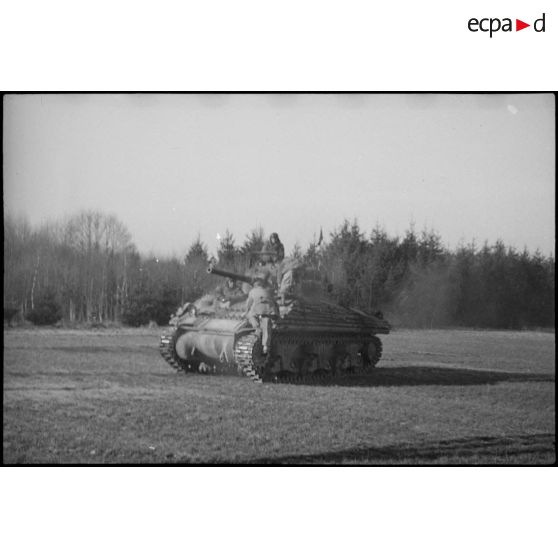 Un char Sherman du 5e RCA (Régiment de chasseurs d'Afrique) lors d'un entraînement aux environs de Romagny (Haut-Rhin). [description provisoire]
