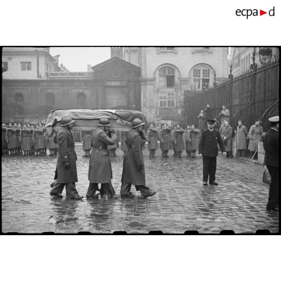 Obsèques du colonel Fabien au Val-de-Grâce à Paris. [description provisoire]